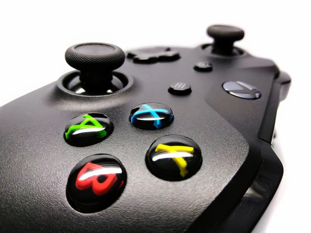 Sort Xbox controller med farvede knapper