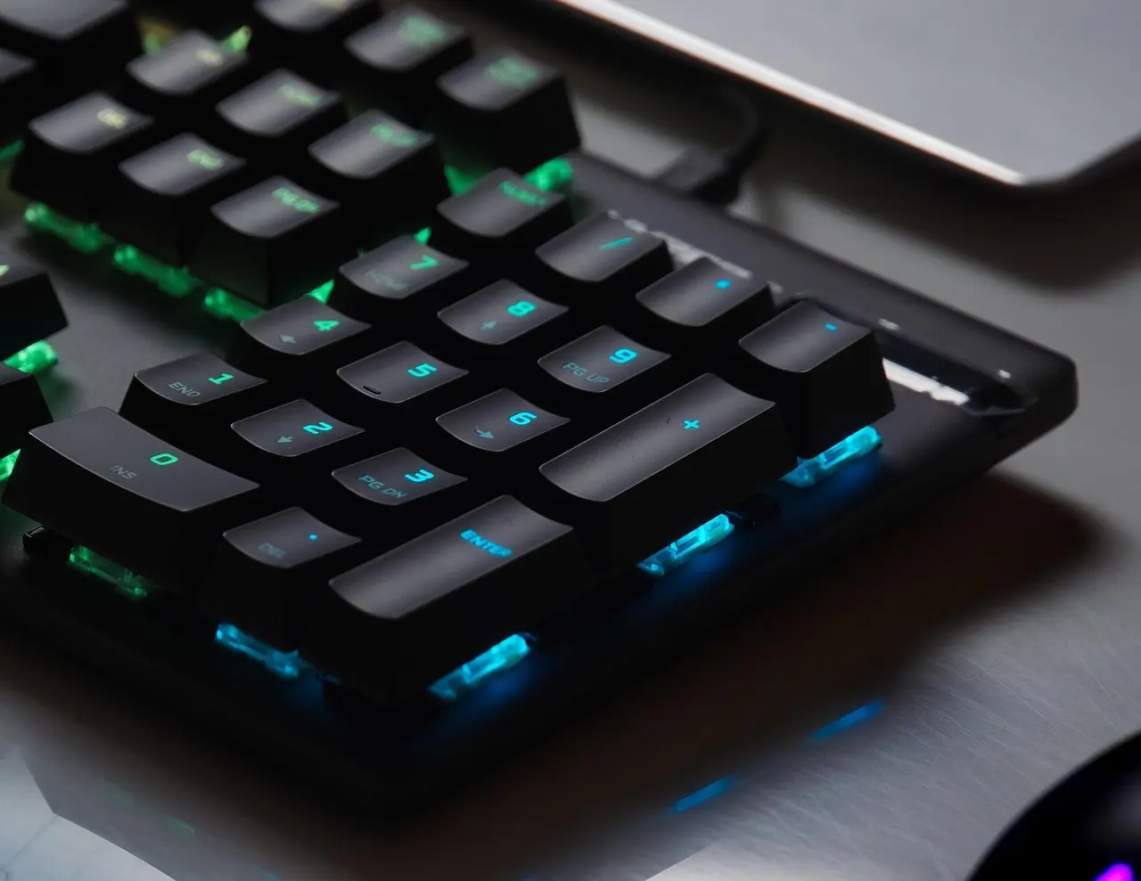 Mekanisk gaming tastatur med RGB belysning