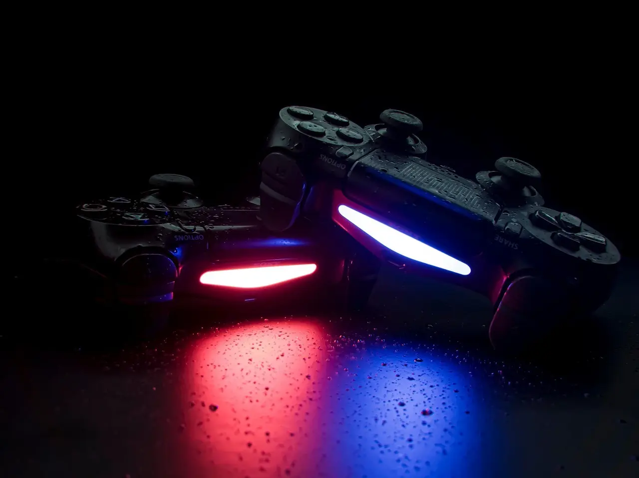 To gamepads med rødt og blåt lys